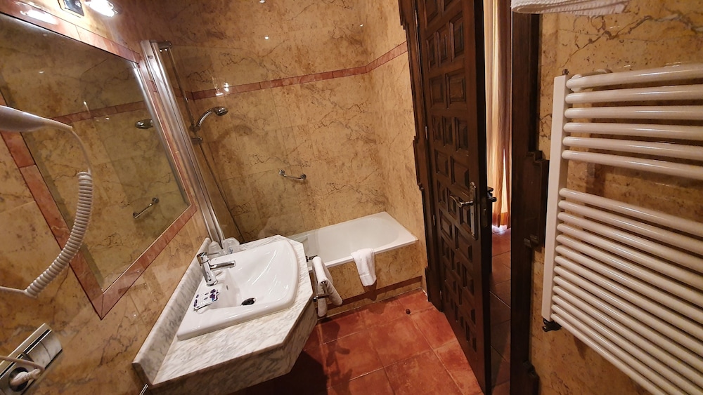 Double or Twin Room, City View - Photo 14
