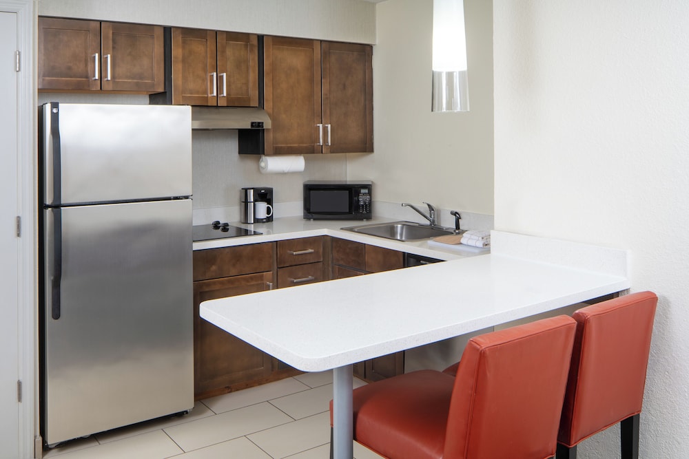 Suite, 1 Bedroom (Mobility/Hearing Access, Roll-In Shwr)