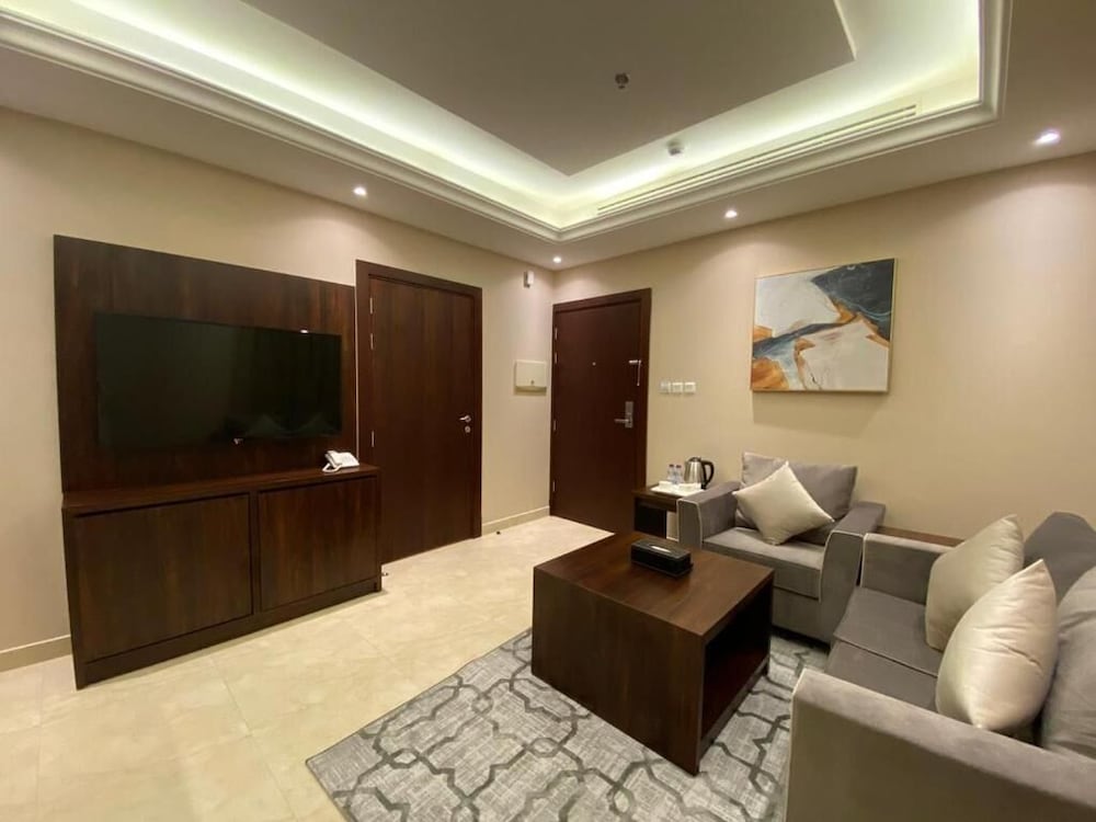 Deluxe One Bedroom Apartment - Photo 2
