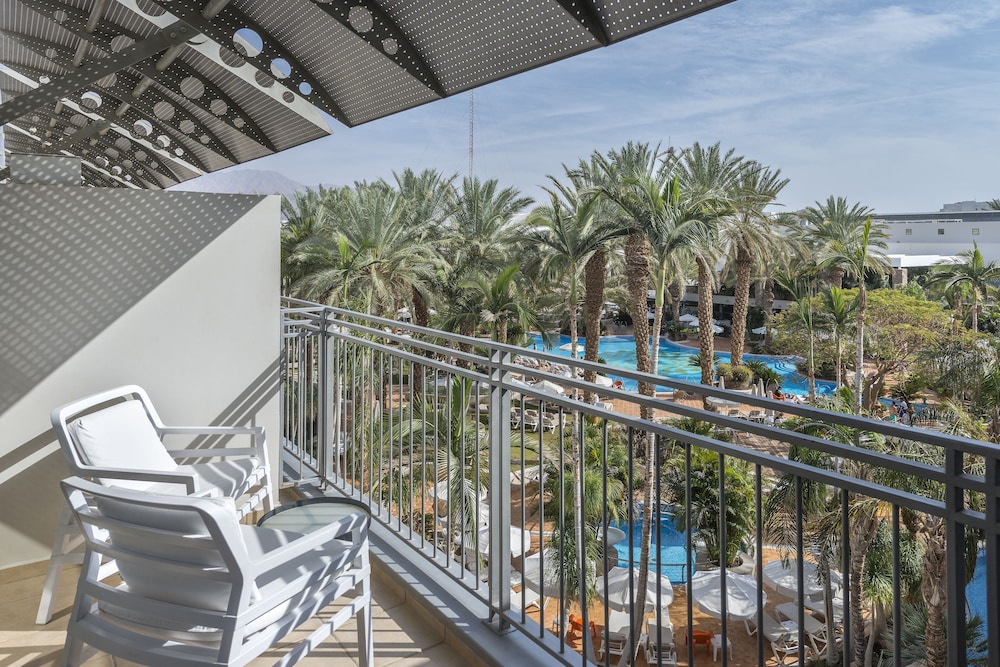 Family Room, Pool View - Photo 6