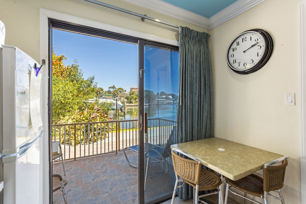 Bay Front with Balcony Suite: 2 Double Beds and 1 Sleeper Sofa - Photo 3