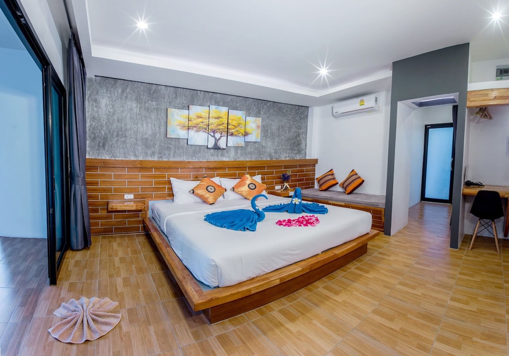 Deluxe Room, Pool View photo 2