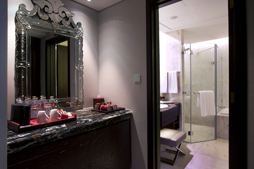 Deluxe Room, 1 King Bed (Palace View)