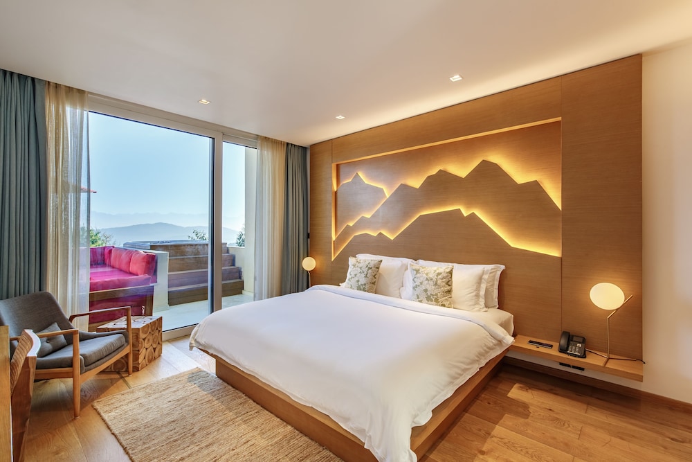 Deluxe King Suite With Bathtub and Private Balcony photo 3