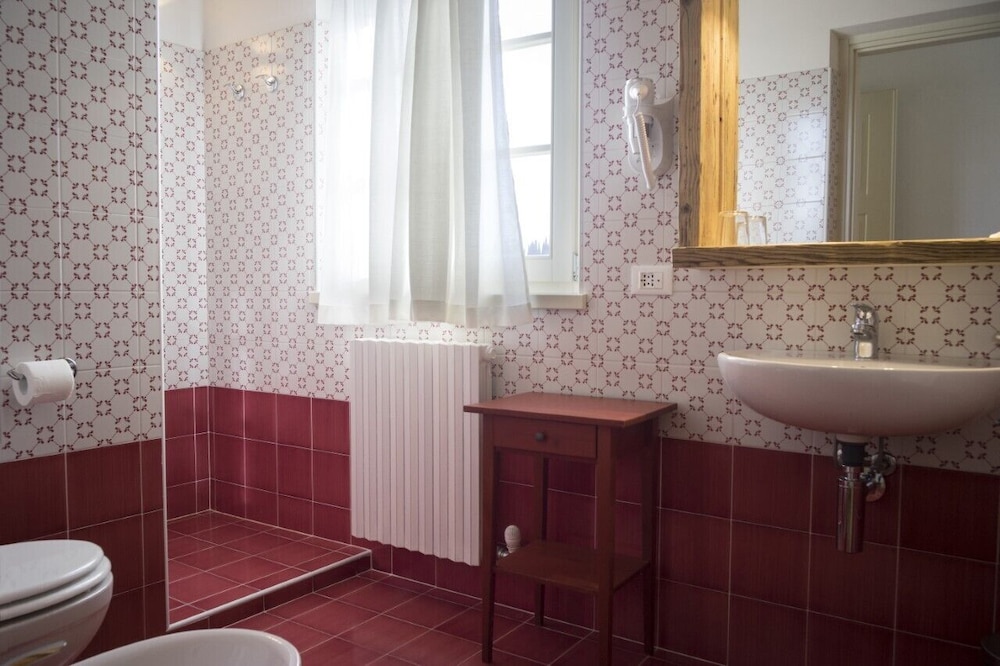 Deluxe Double or Twin Room - Photo 4