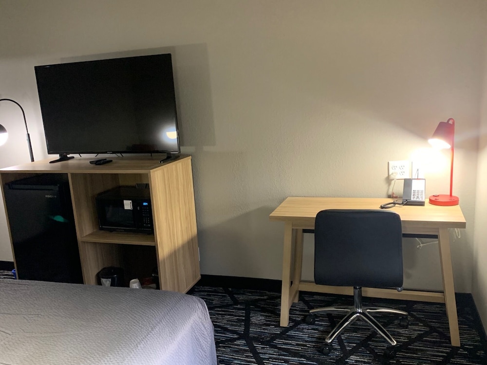 Room, 1 King Bed, Accessible, Non Smoking (Bathtub W/grab Bars) - Photo 3