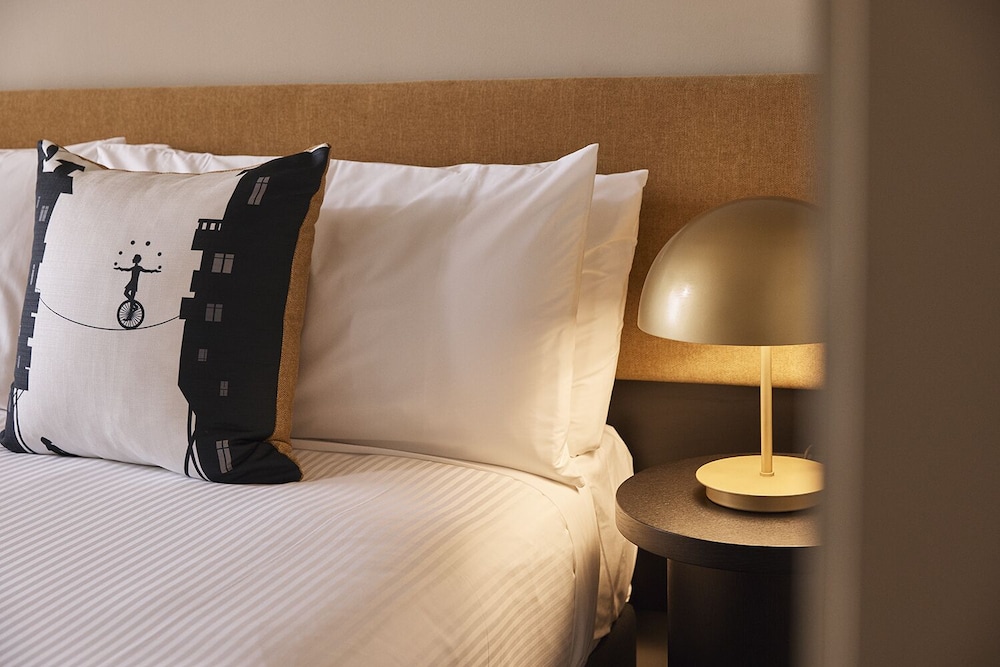 Deluxe Room, 1 King Bed - Photo 3