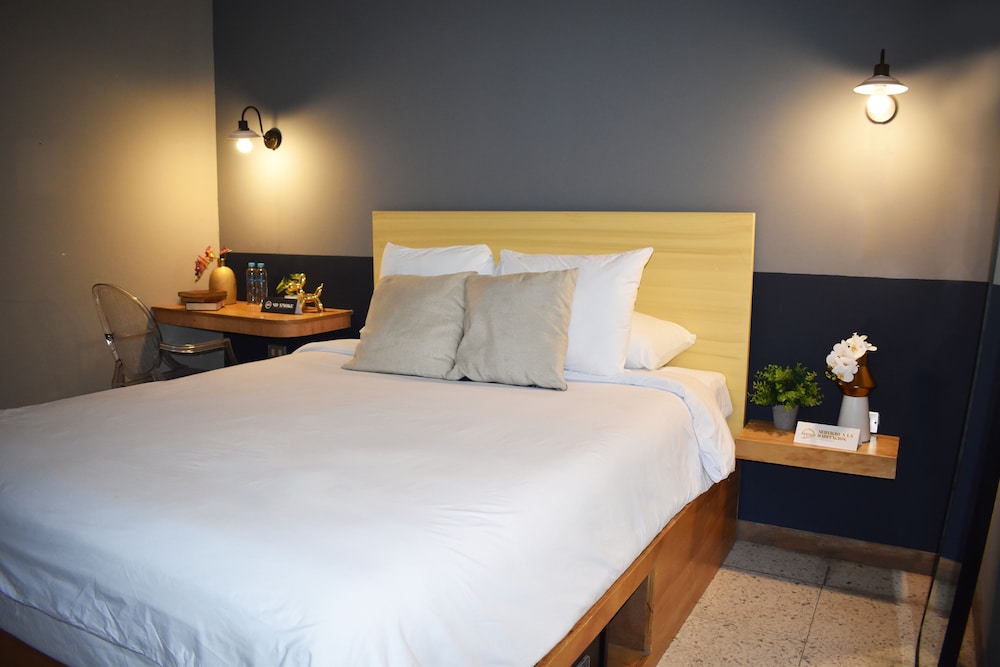 Double Room 1 Queen Bed photo 1