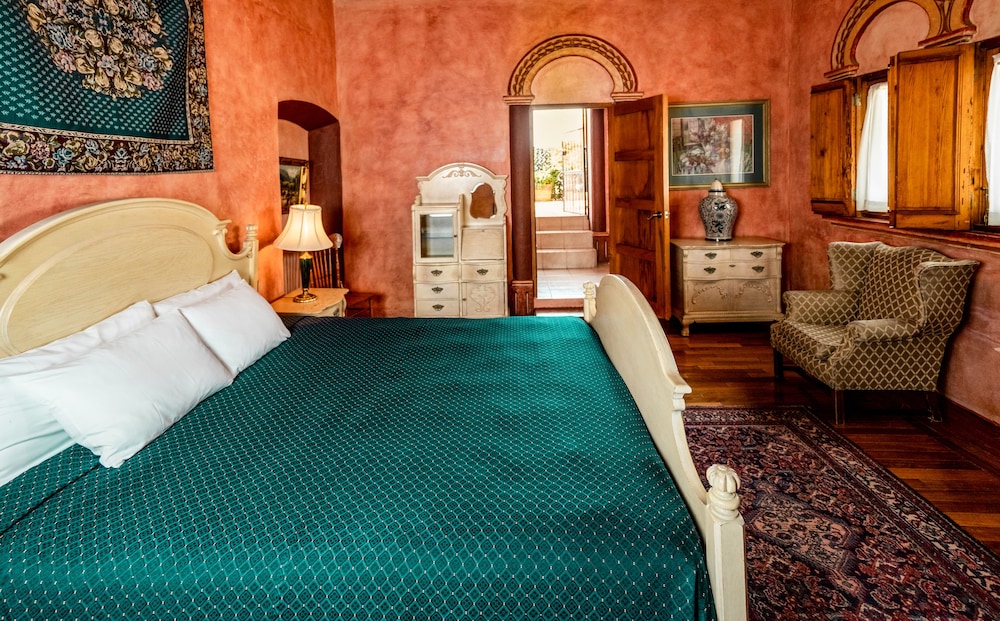 Royal Studio Suite, 1 King Bed - Photo 1