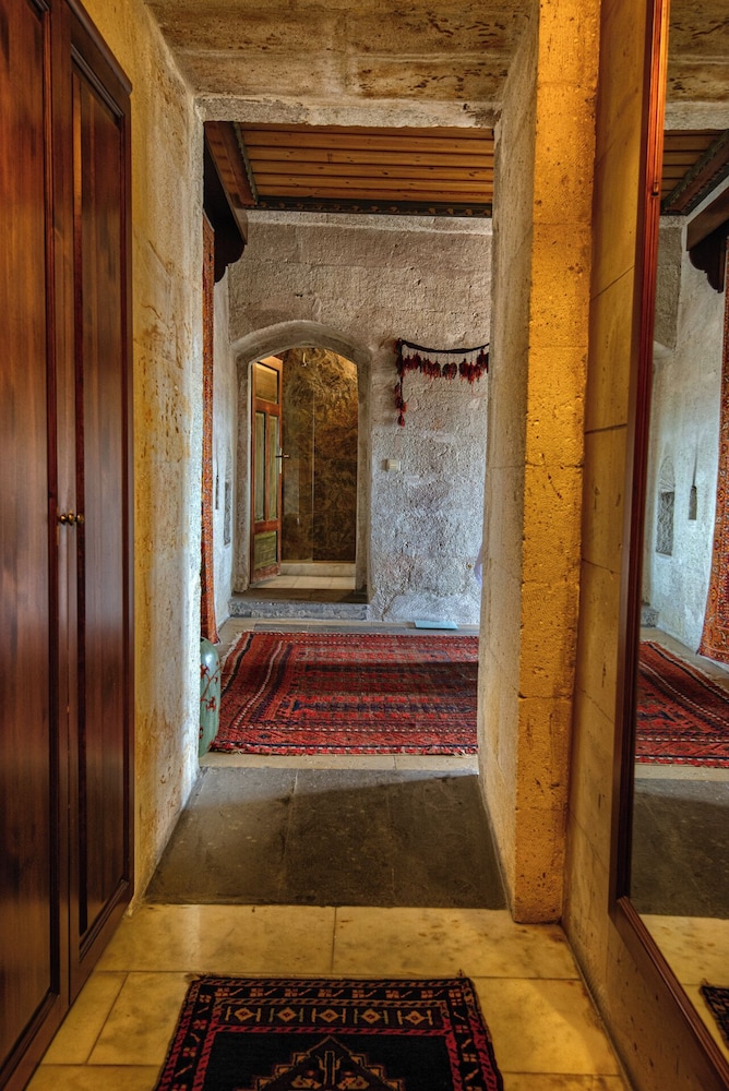 Superior Suite - Photo 14