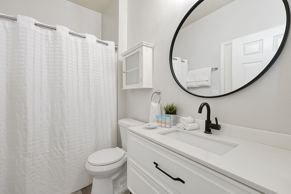 Exclusive Townhome, 4 Bedrooms, Private Pool - Photo 7