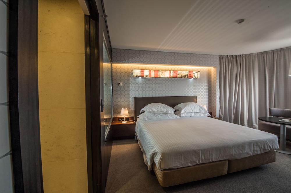 Superior Suite, River View thumbnail 5