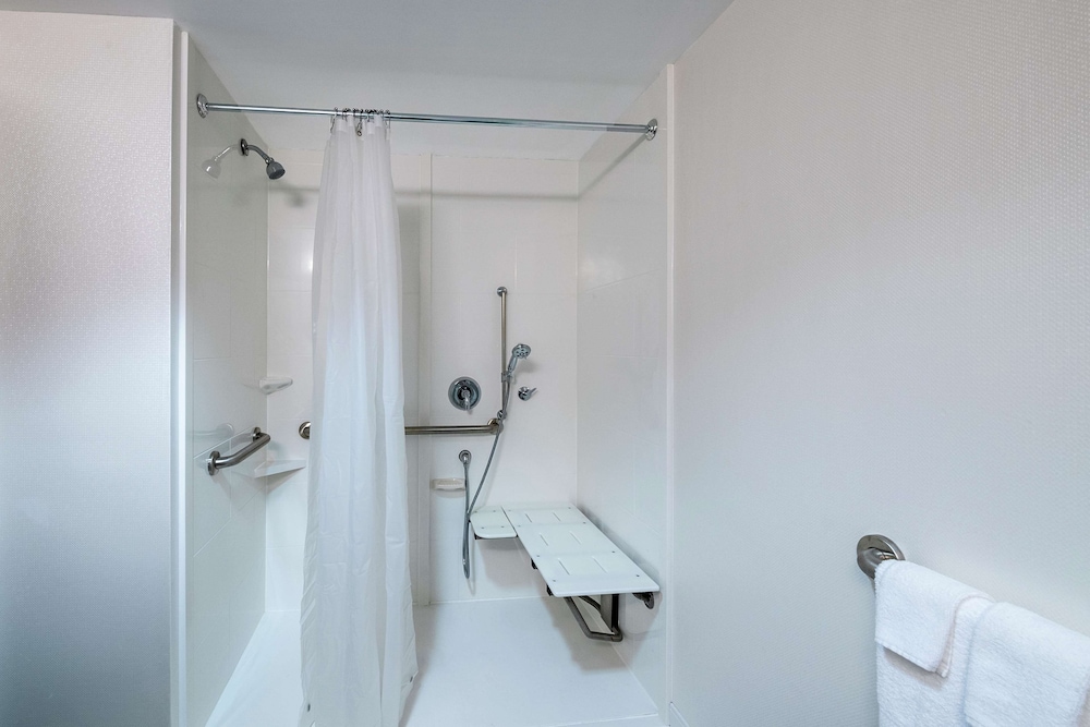 Room, 1 King Bed, Accessible - Photo 2
