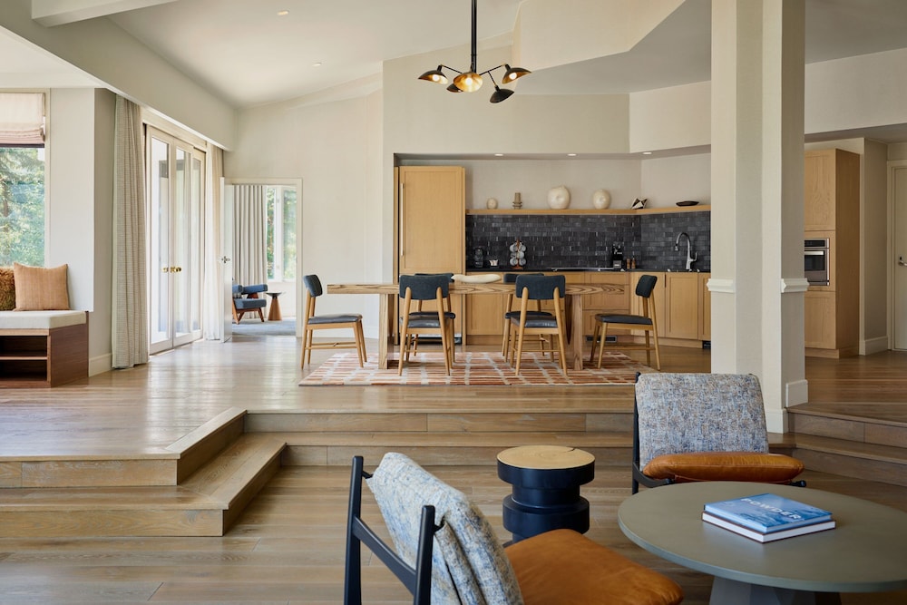 Grand Room, 2 Bedrooms, Mountain View - Photo 3