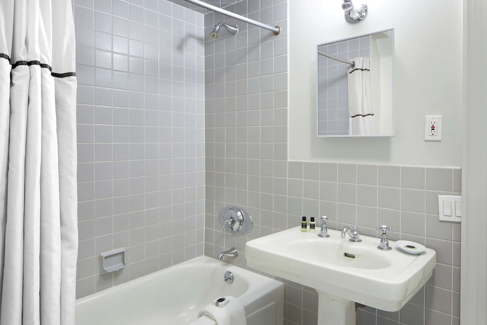 Room, 2 Double Beds - Photo 4