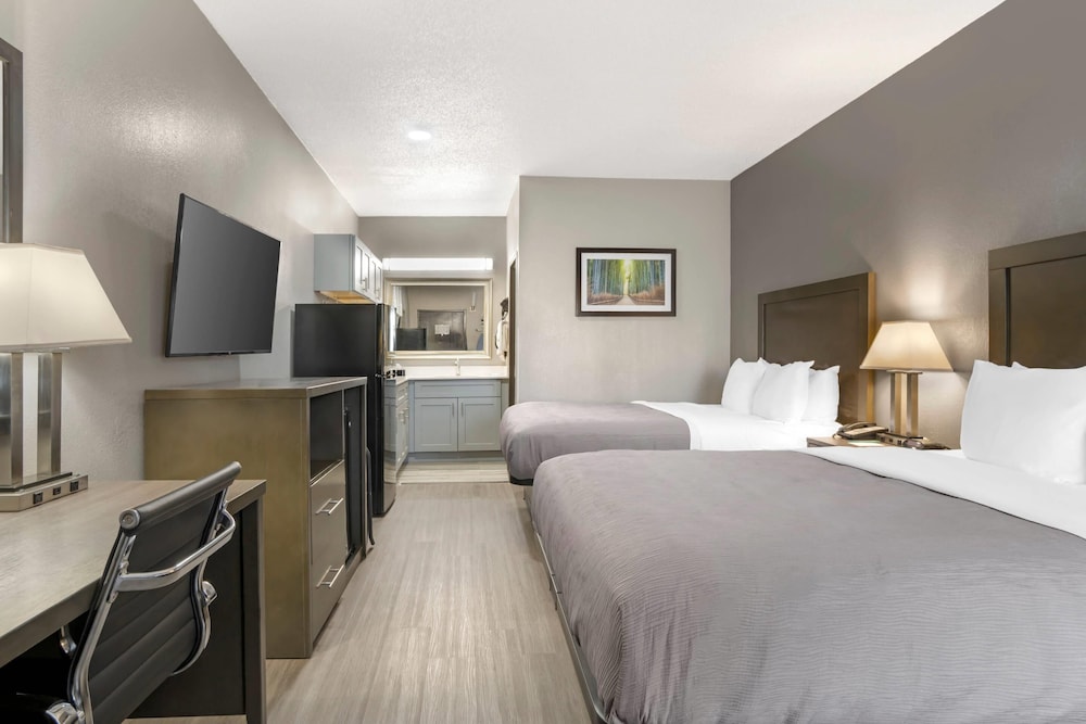 Room, 2 Queen Beds, Non Smoking (Upgrade) - Photo 3