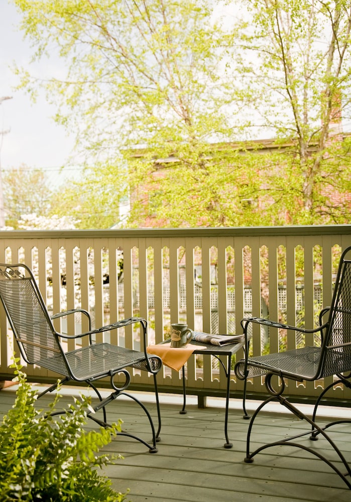 Courtyard King Suite - Photo 3