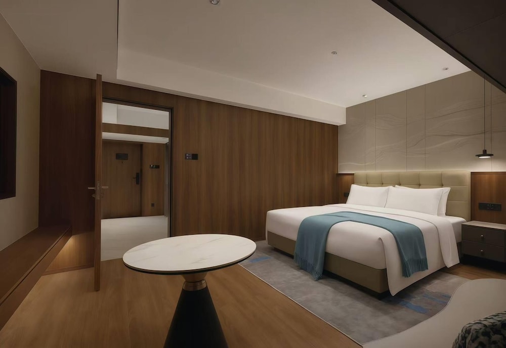 Business Suite, 1 King Bed, Smoking, City View
