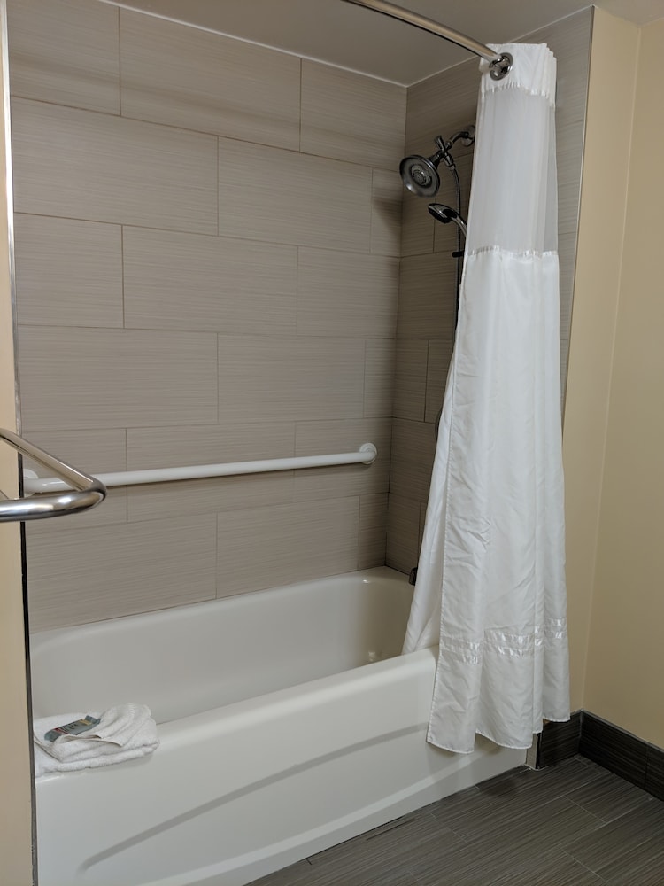 Standard Room, 1 Queen Bed, Accessible, Bathtub - Photo 4