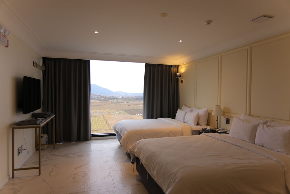 Royal Suite (Private pool fee per night required on spot) - Photo 8
