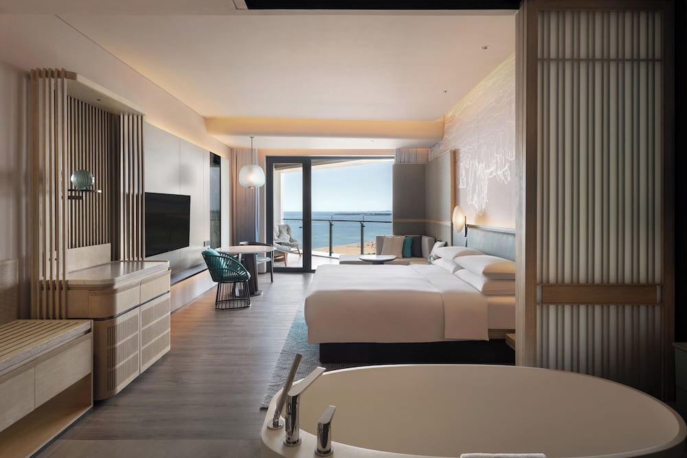 Room, 1 King Bed (Balcony) photo 2