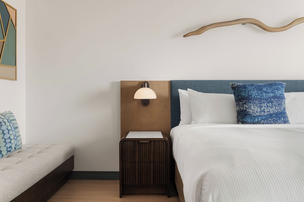 Room, 1 King Bed, Balcony, Partial Ocean View (Mobility Accessible, Roll-In Shower)