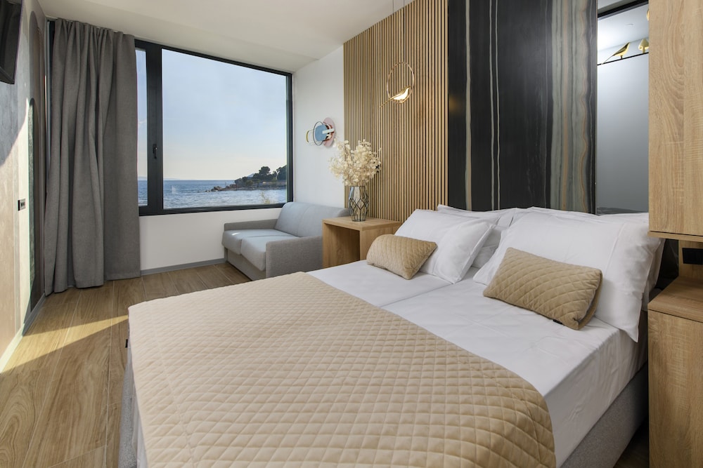 Deluxe Room, Sea View - Photo 15