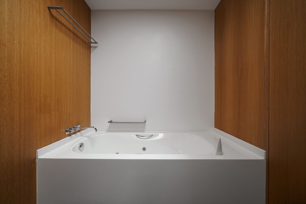 Superior Double Room, Bathtub - Photo 6