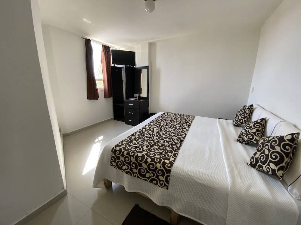 Standard Room, 1 King Bed photo 3