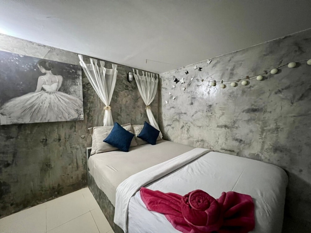 Deluxe Room, 1 Queen Bed - Photo 12
