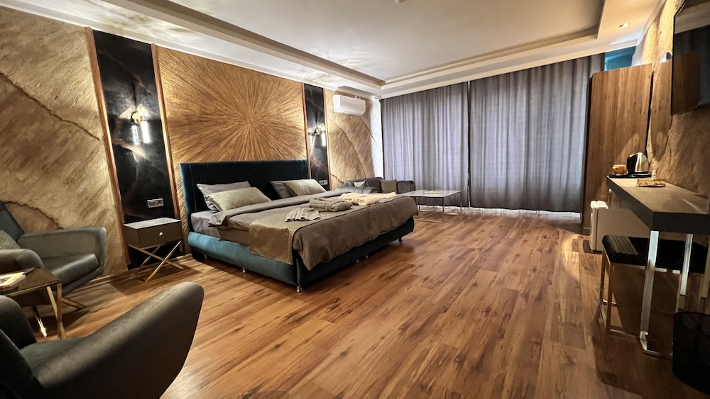 Elite Room, 1 King Bed, Non Smoking, Garden View