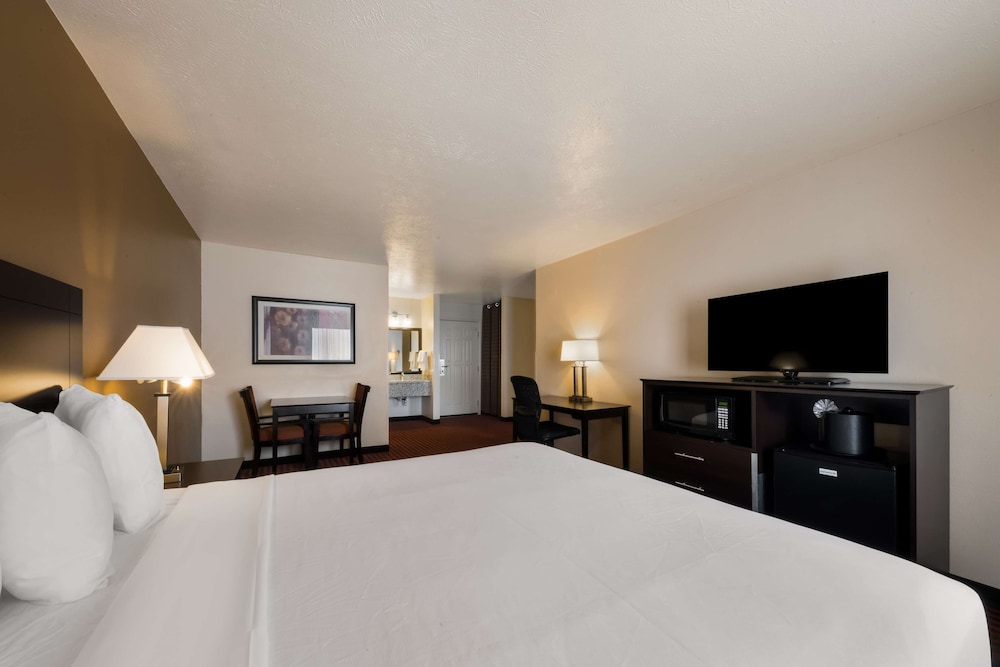 Suite, Multiple Beds, Non Smoking, Refrigerator - Photo 4