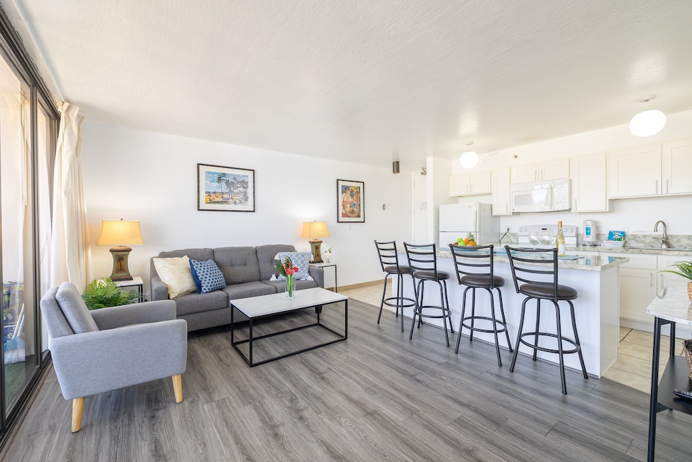 High Floor Mountain View Condo with 2 Beds and Parking: Family Apartment, 1 Bedroom, Balcony, Mountain View (0038) photo