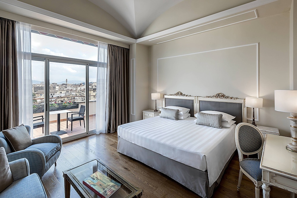 Premium King Room with One King Bed and Balcony (Non Smoking) - Photo 2