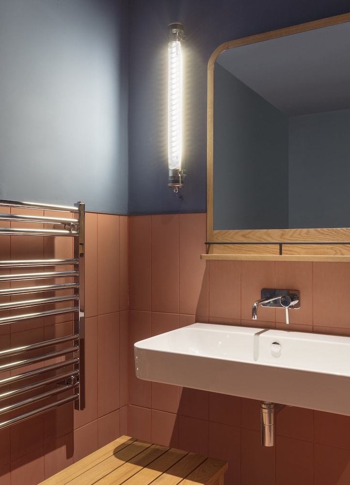 One Bedroom Open Plan Suite - Photo 3