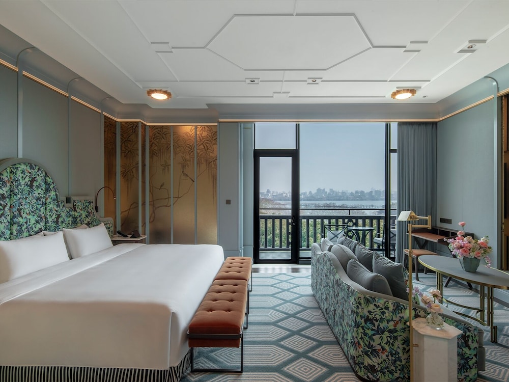 Premier Room, Lake View