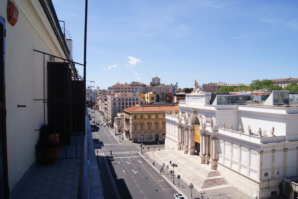 Suite, Balcony, City View photo 2