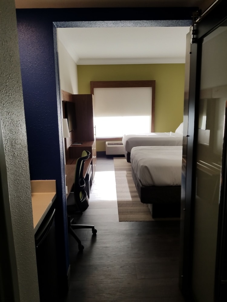 Standard Room, 2 Queen Beds - Photo 7