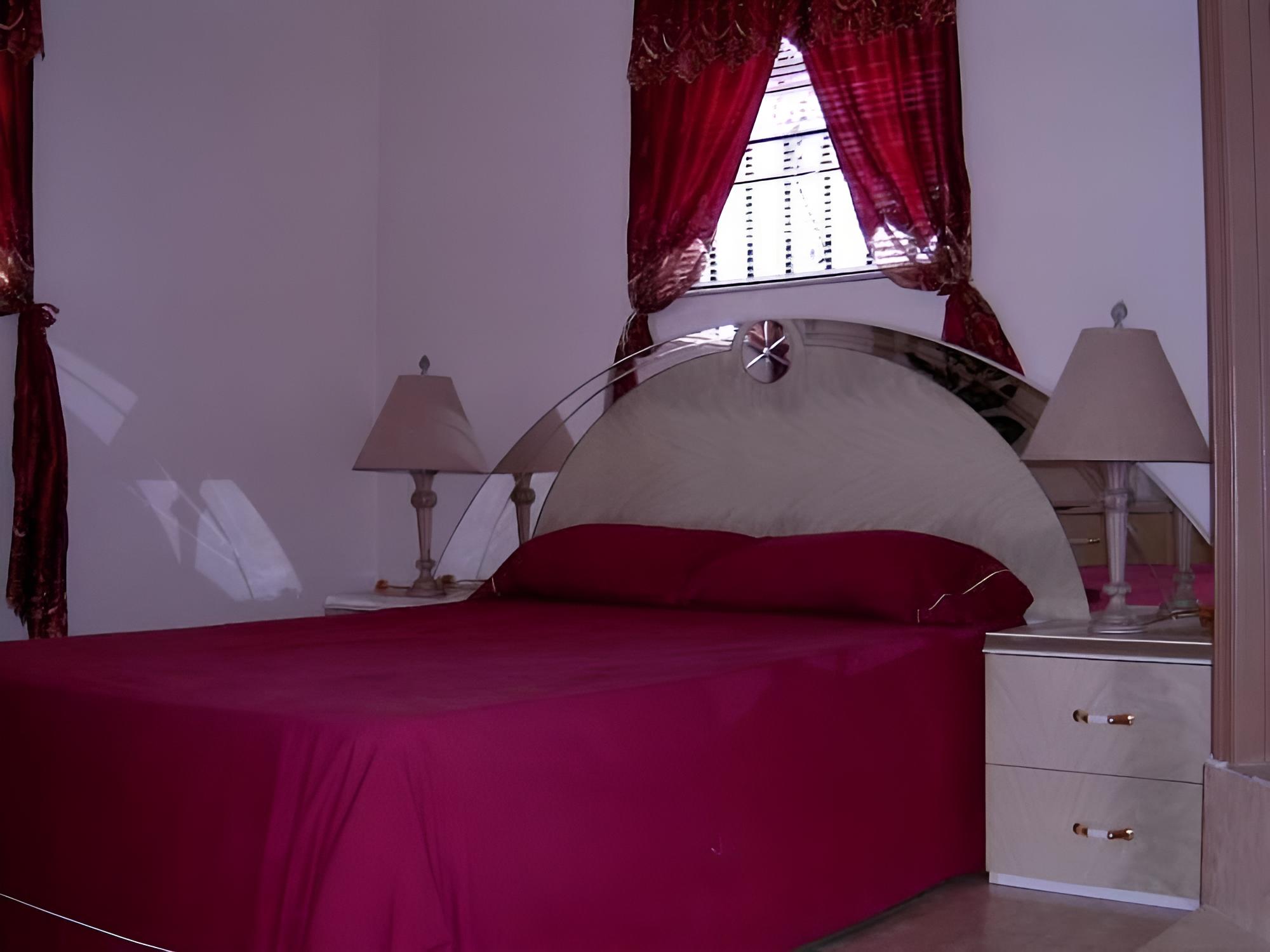 Executive Studio, 1 Queen Bed, Refrigerator, Pool View photo 1