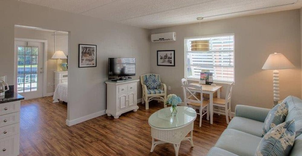 Bayside Queen Suite w/ Balcony (NO PETS)