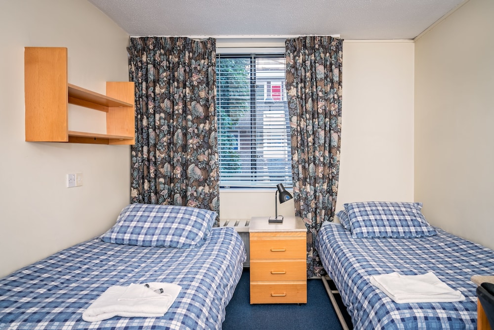 Basic Twin Room, 2 Twin Beds, Shared Bathroom photo 3