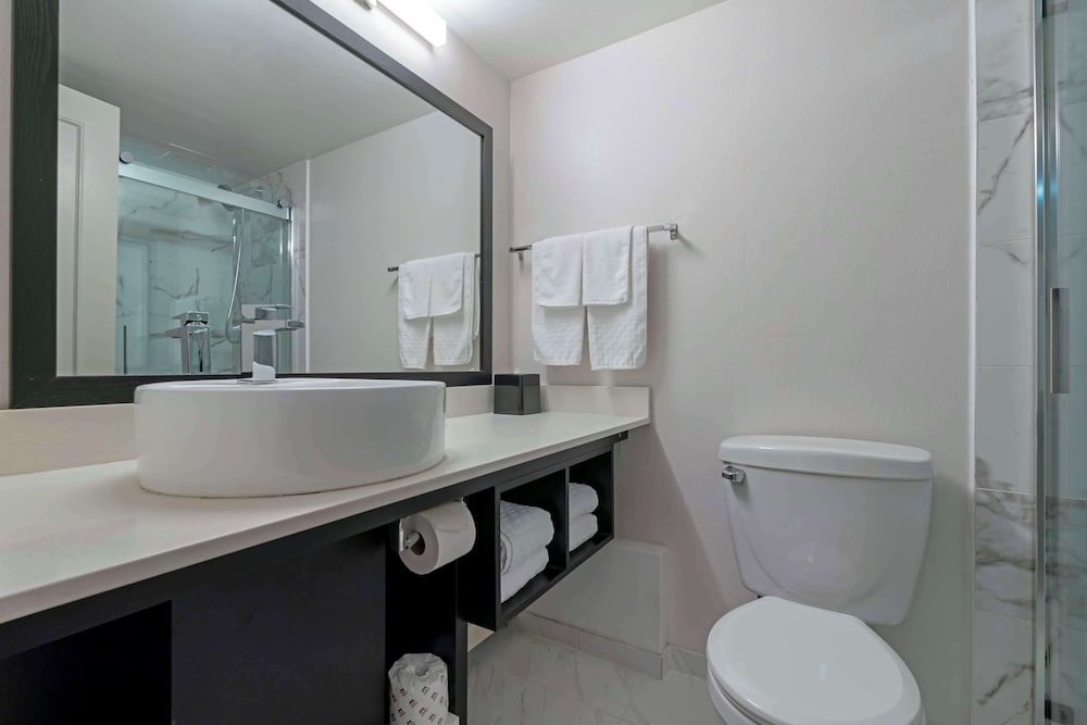 Suite, 1 Queen Bed, Non Smoking (with Sofabed;Separate Living Room) - Photo 7