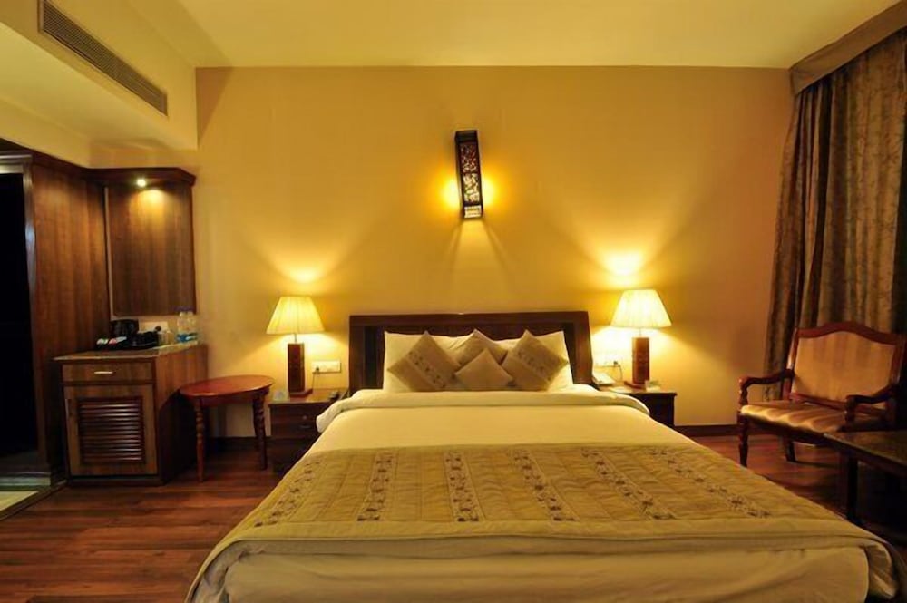 Deluxe Room, 1 Queen Bed, Smoking photo 2