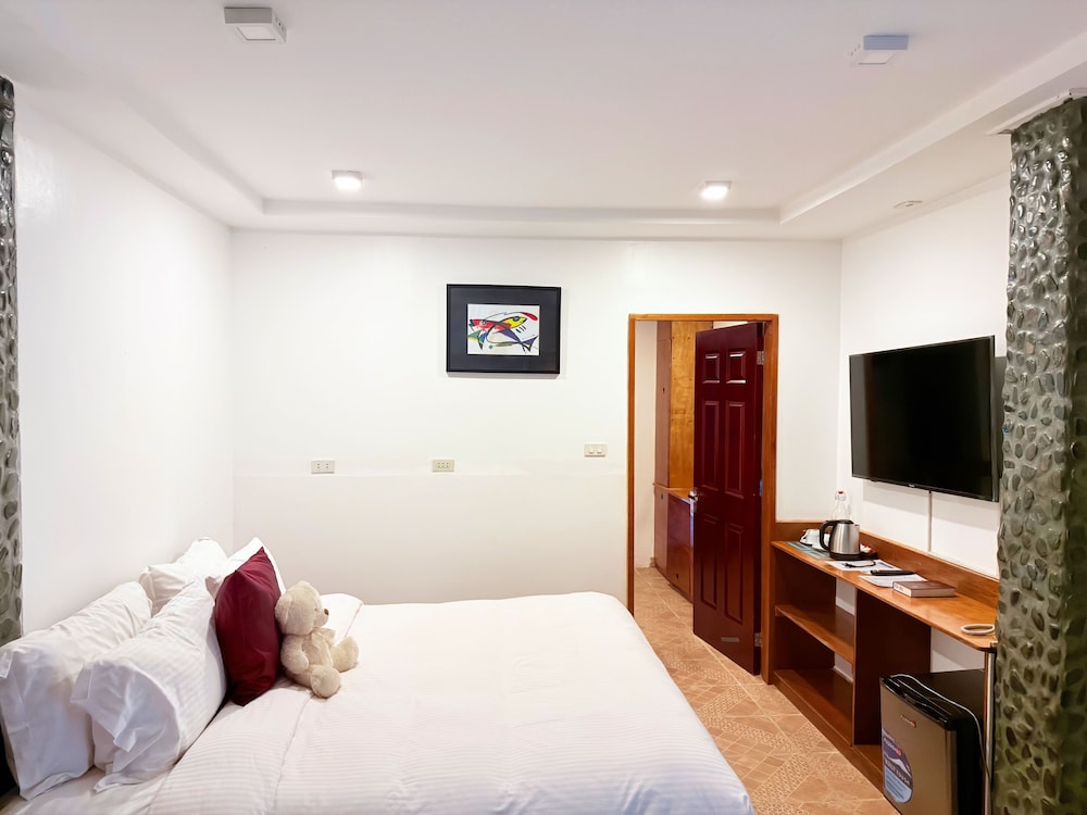 Standard Room, 1 King Bed, Non Smoking, Garden View