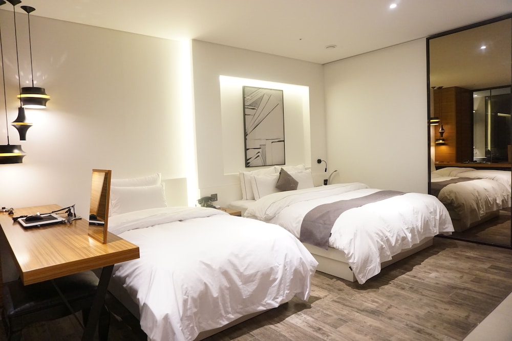 PremierDeluxeTwinA(ExtraBedKRW 20000on-site,mixed-gender not allowed for 3 or more pax/Freebreakfast photo 1