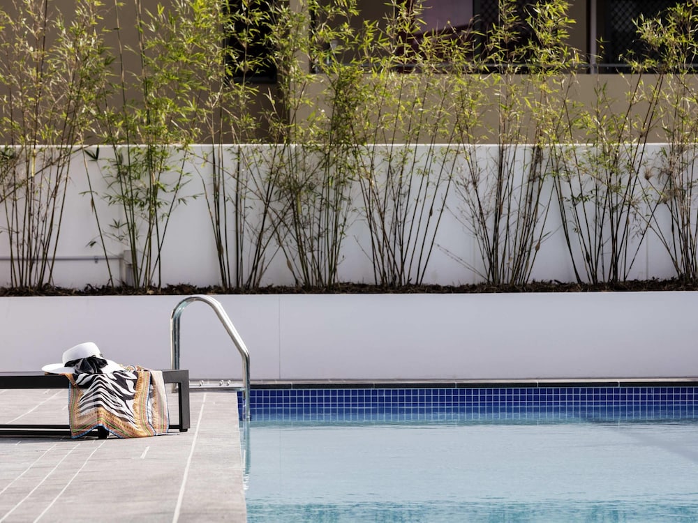 Premier Room, 1 King Bed, Pool Access