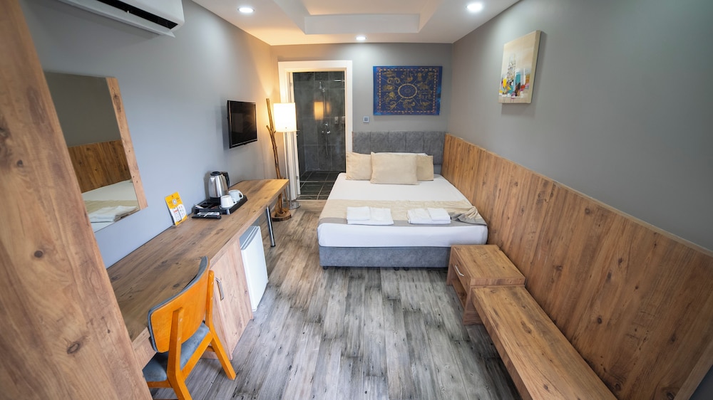 Deluxe Studio, Annex Building