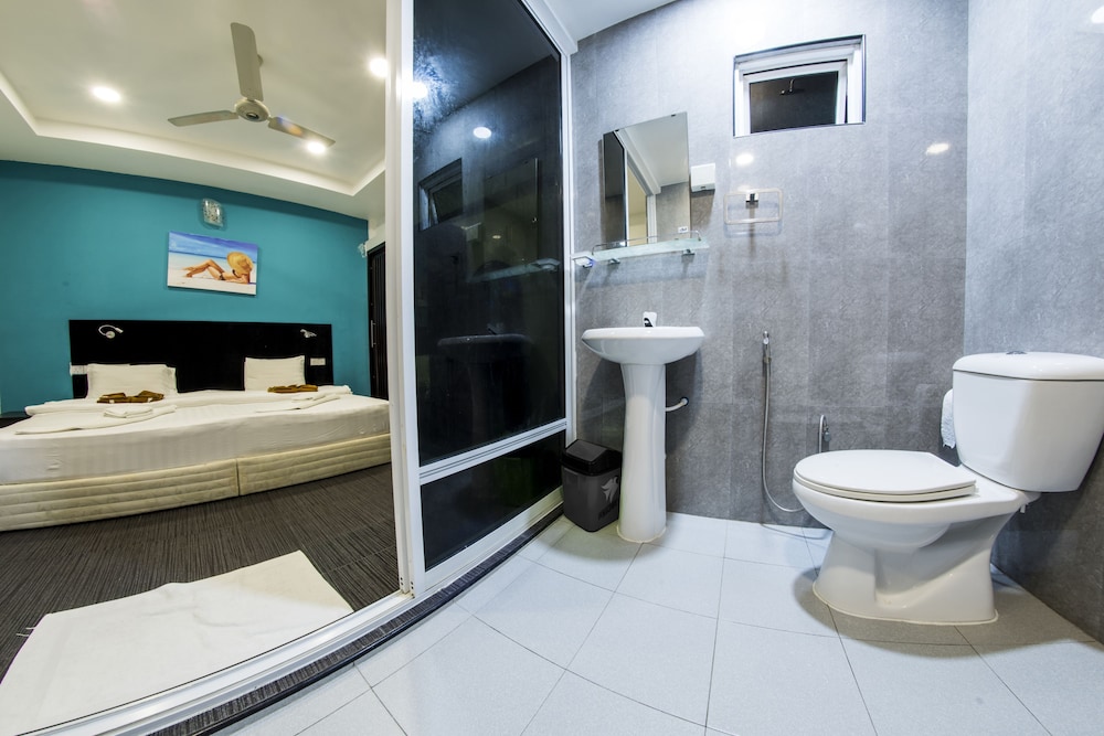 Deluxe Room, 1 King Bed photo 3