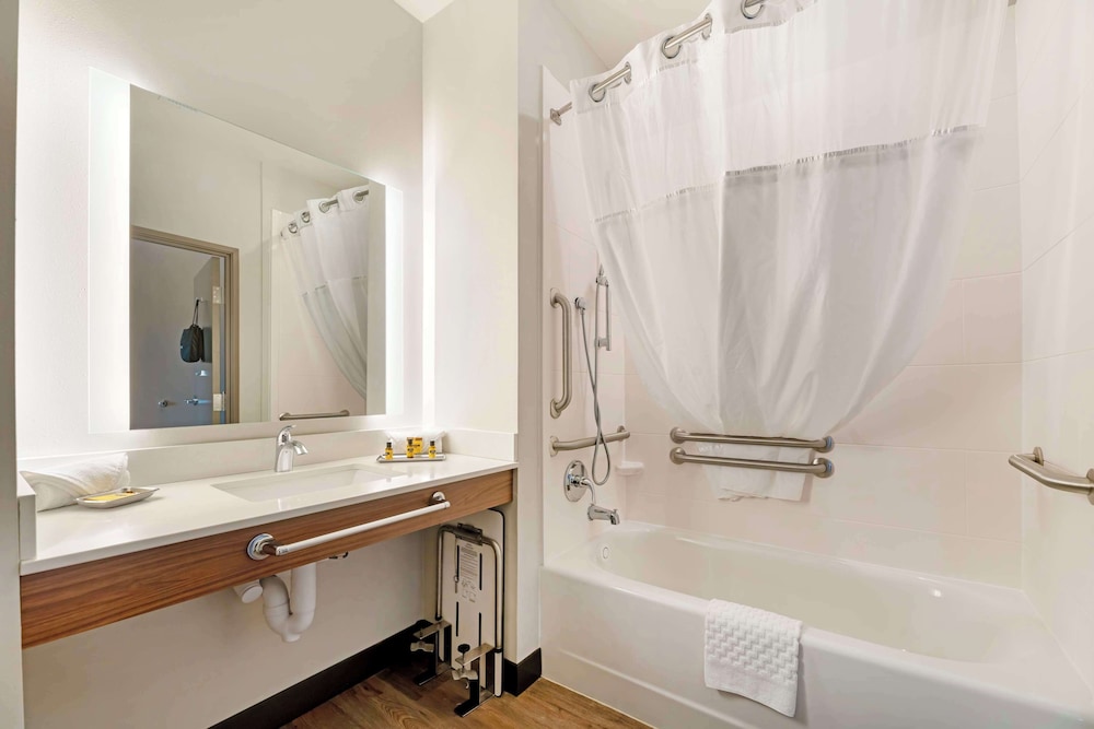 Suite, 1 King Bed, Accessible, Refrigerator & Microwave (with Sofabed) - Photo 4