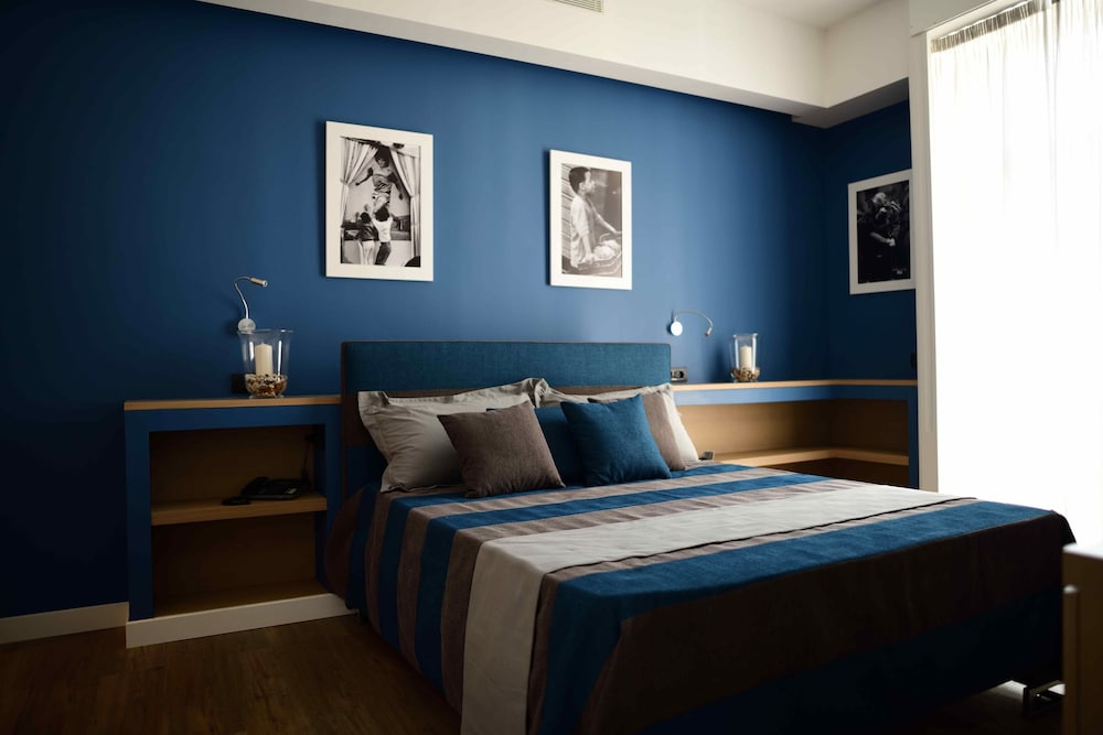 Deluxe Suite, 1 Queen Bed, City View